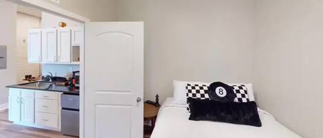 2 عدّة غرف نوم وواي فاي وملاءات أسرّة