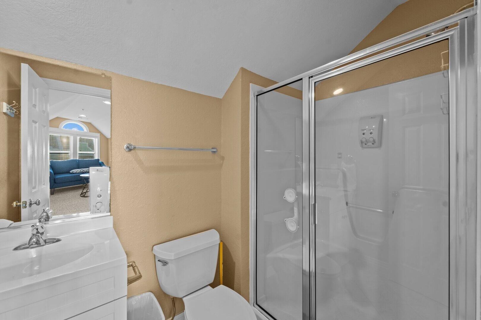 Un bagno con il water, un lavandino e una doccia.