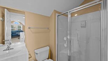 Un bagno con il water, un lavandino e una doccia.