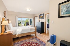 2 bedrooms, travel crib, free WiFi, bed sheets
