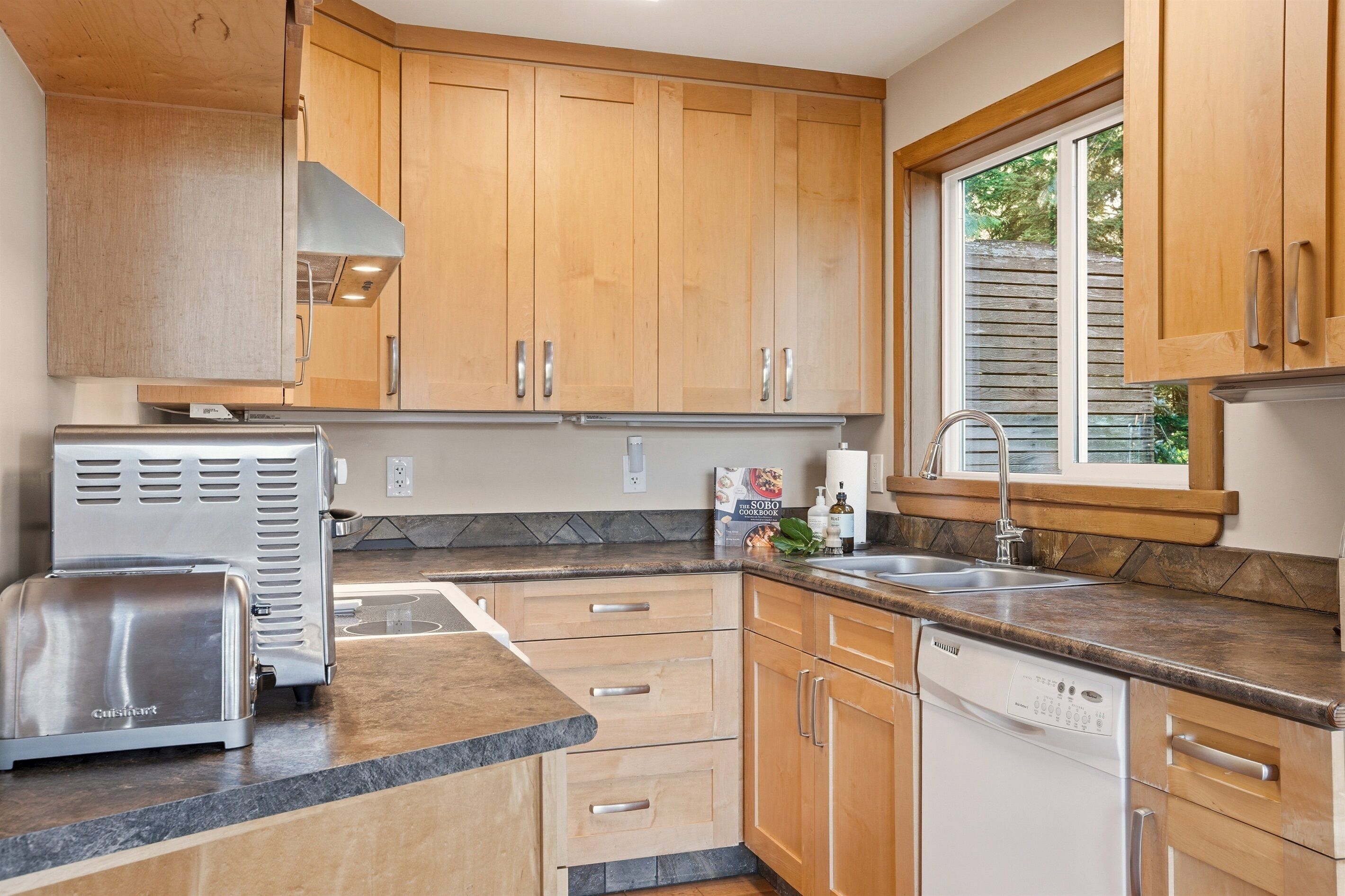 Een koelkast, een oven, een kookplaat, een vaatwasser