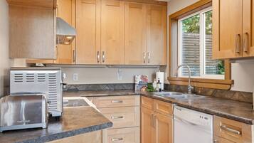 Frigorifero, forno, piano cottura, lavastoviglie