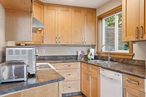 Fridge, oven, stovetop, dishwasher