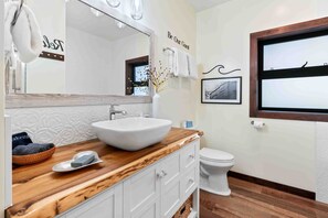 Chuveiro, secador de cabelo, toalhas de banho 