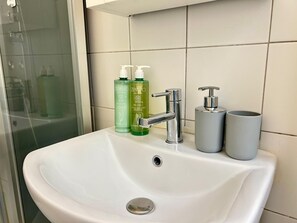 Douche, sèche-cheveux, serviettes fournies