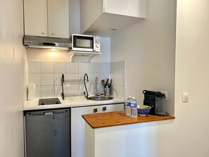 Réfrigérateur, micro-ondes, four, plaque de cuisson