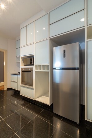 Jääkaappi, mikroaaltouuni, uuni, liesi