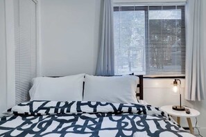 Tabla de planchar con plancha, wifi y ropa de cama 