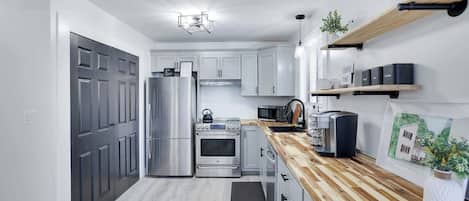 Jääkaappi, mikroaaltouuni, uuni, liesi