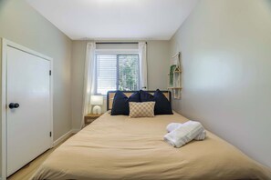 3 habitaciones, tabla de planchar con plancha, wifi y ropa de cama 