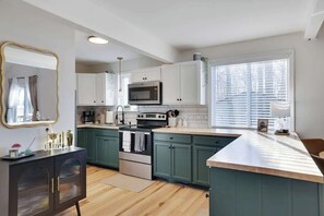 Kjøleskap, mikrobølgeovn, ovn og kokeplater