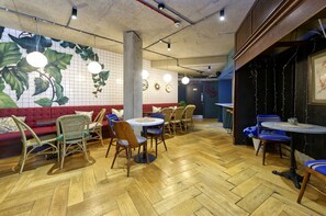 Dining - Smart living in West London Student Studio (London)