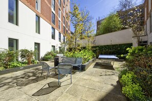Outdoor dining - Smart living in West London Student Studio (London)