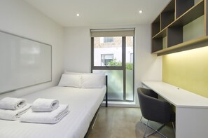 1 bedroom, desk, iron/ironing board, free WiFi - Smart living in West London Student Studio (London)