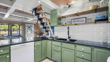 Rumah, Beberapa Tempat Tidur, patio (Sunrise Oasis) | Dapur pribadi | Lemari es, microwave, oven, dan mesin pencuci piring