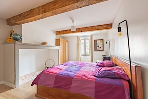 4 bedrooms, iron/ironing board, free WiFi, bed sheets