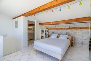 3 bedrooms, iron/ironing board, free WiFi, bed sheets