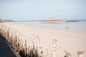 Una spiaggia nelle vicinanze