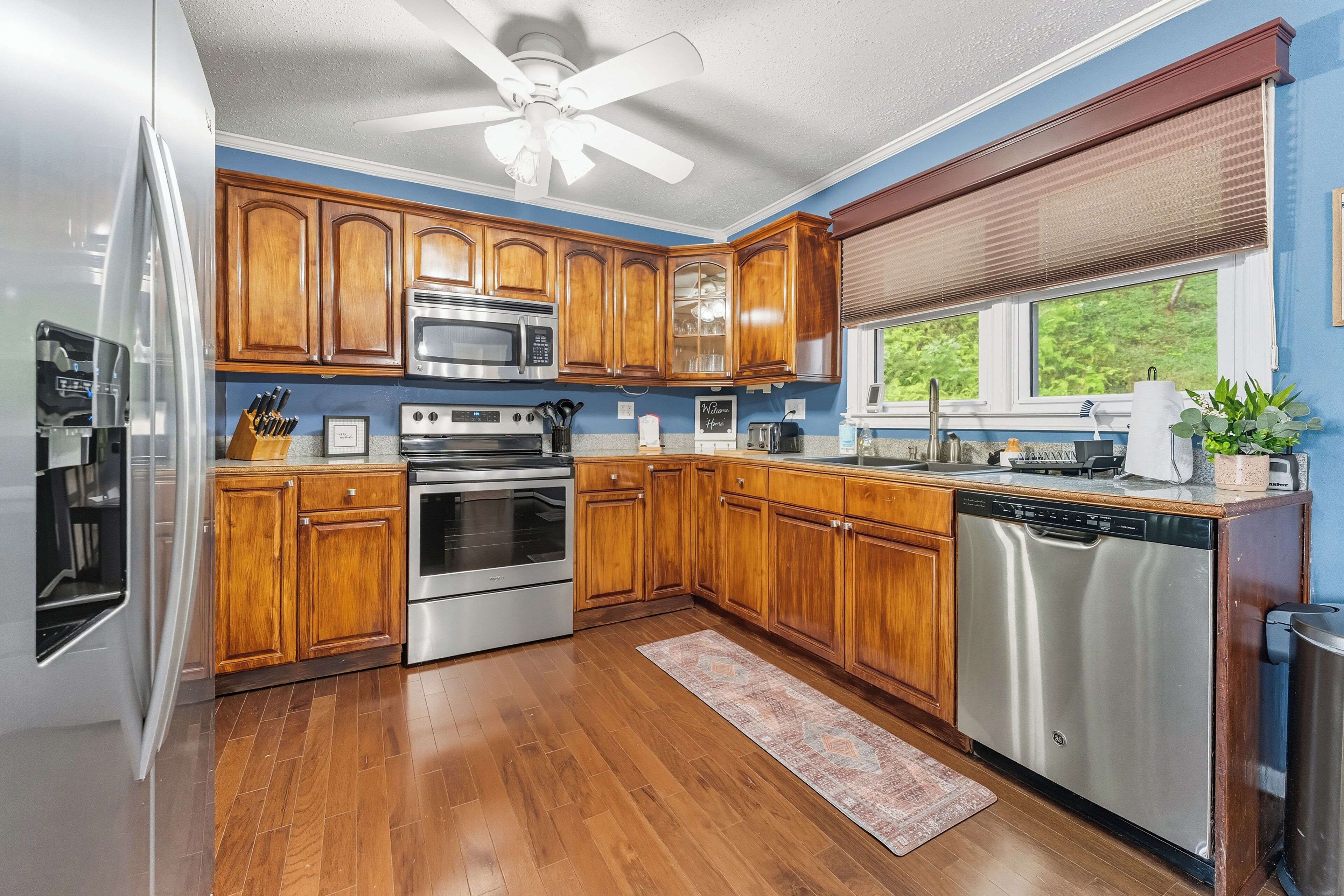 Mikrobølgeovn, ovn, kokeplater og oppvaskmaskin