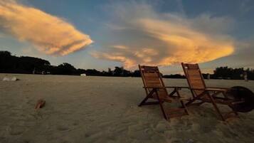 Pantai pribadi di sekitar