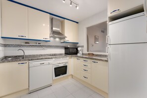 Kühlschrank, Mikrowelle, Ofen, Geschirrspüler