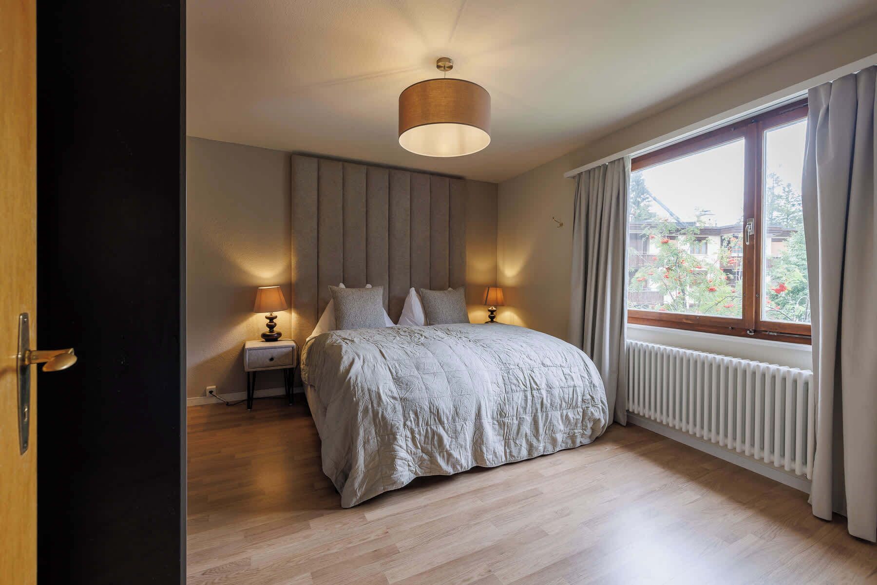 3 bedrooms, desk, WiFi, bed sheets