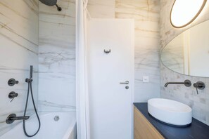 Douche, articles de toilette gratuits, sèche-cheveux