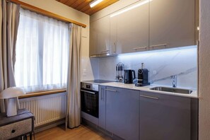 Frigorifero, forno, piano cottura, lavastoviglie