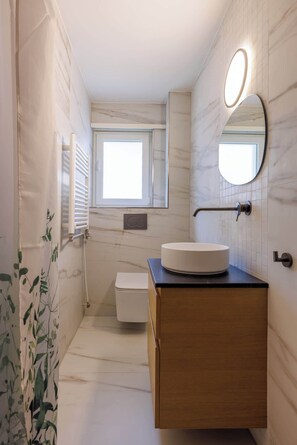 Douche, sèche-cheveux, serviettes fournies