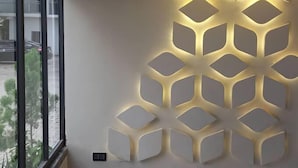Una parete con una lampada dal design geometrico.