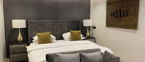 1 habitación, escritorio y espacio para trabajar con laptop