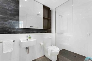 Shower, hair dryer, towels - lovely 2 bds  in heart chatswood free parking (Chatswood)