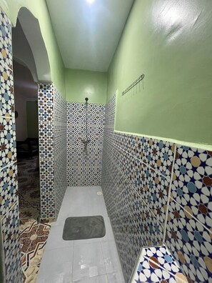 Dusche, Haartrockner, Bidet, Handtücher