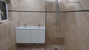 Douche, sĂšche-cheveux, serviettes fournies, savon