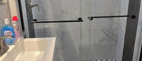 Haartrockner, Handtücher, Seife, Shampoo