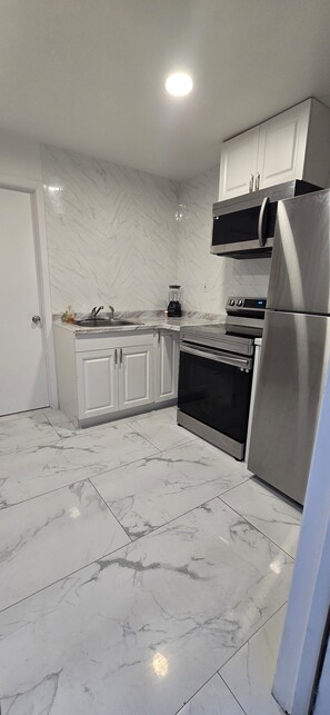 Kühlschrank, Mikrowelle, Ofen, Herdplatte