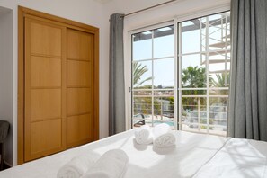 3 室のベッドルーム、ベビーベッド、ベッドシーツ
