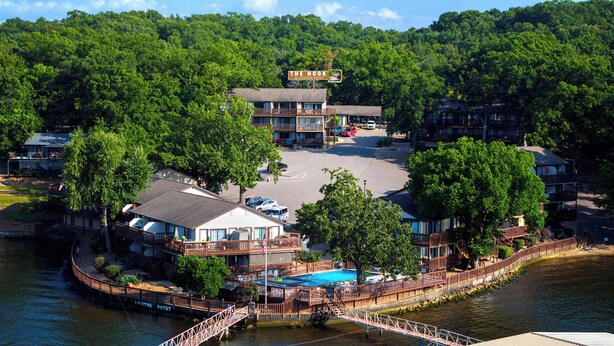 Un hotel frente al agua con piscina, varias construcciones y un letrero que dice "The Nook @ Weston Point".