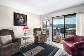 Kondominium, 1 Tempat Tidur King dengan tempat tidur Sofa, balkon (The Nook at Weston Point) | Area keluarga | Televisi layar datar 41-inci dengan saluran TV digital