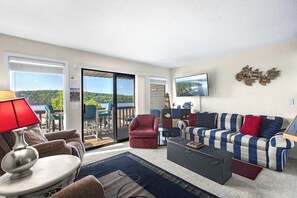 Living area - The Nook at Weston Point - Cozy Condo Getaway (Osage Beach)