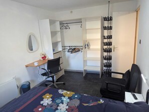 1 habitación, tabla de planchar con plancha, wifi y ropa de cama 