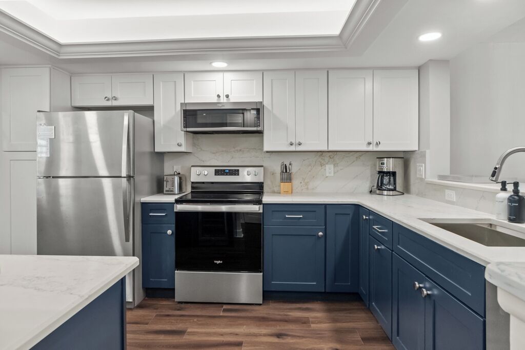 冷蔵庫、電子レンジ、オーブン、コンロ