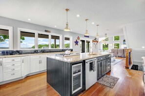 Rumah, Beberapa Tempat Tidur, hot tub (The Tiki House) | Dapur pribadi | Lemari es, microwave, oven, dan kompor
