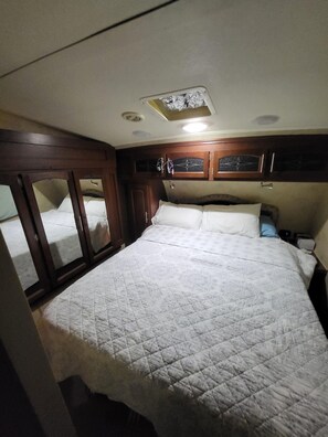 1 bedroom, WiFi, bed sheets - Cozy RV at Blue Springs Landing with all the comforts of home. (Newington)