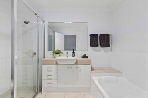 Hair dryer, towels - Central Redcliffe Coastal Home Walk to Beach (Redcliffe)