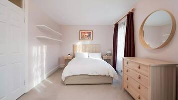 2 bedrooms, desk, iron/ironing board, travel cot