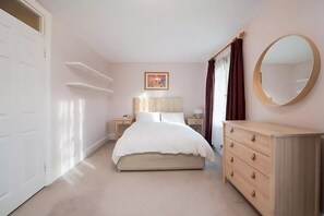 2 bedrooms, desk, iron/ironing board, travel cot