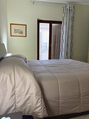 Iron/ironing board, free WiFi, bed sheets