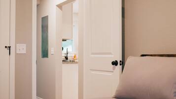 3 bedrooms, desk, travel crib, WiFi (free)