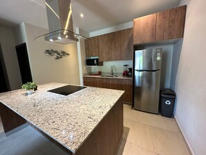 Een magnetron, een kookplaat